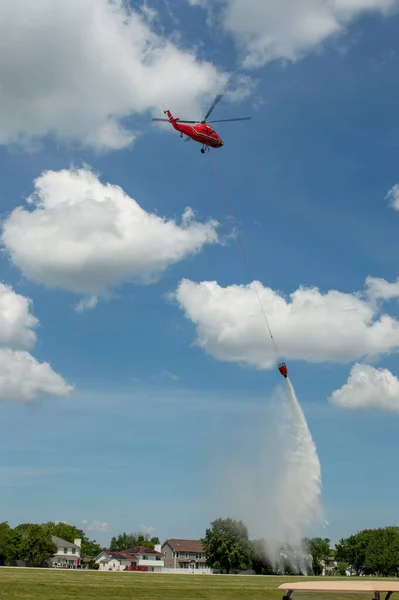 Flygande Röd Räddningshelikopter Mot Molnig Himmel — Stockfoto