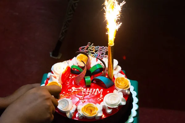 美しく装飾された誕生日ケーキのクローズアップショット — ストック写真