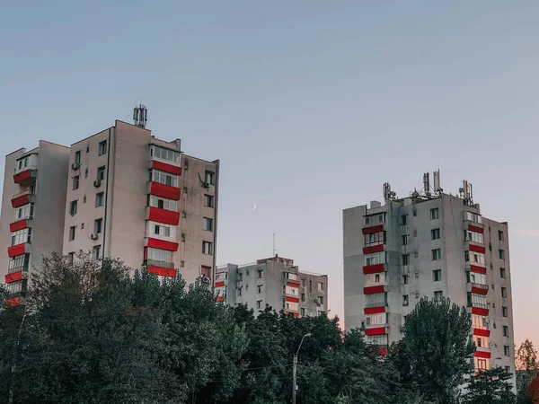 Una Vista Los Edificios Apartamentos Blancos Con Balcones Rojos Con — Foto de Stock