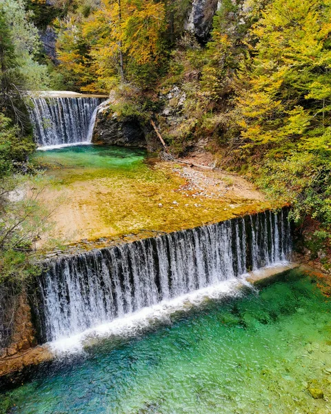 绿松石河 瀑布环绕着五彩缤纷的树木 斯洛文尼亚Kranjska Gora市Pisnica河周围的Idyllic自然 — 图库照片