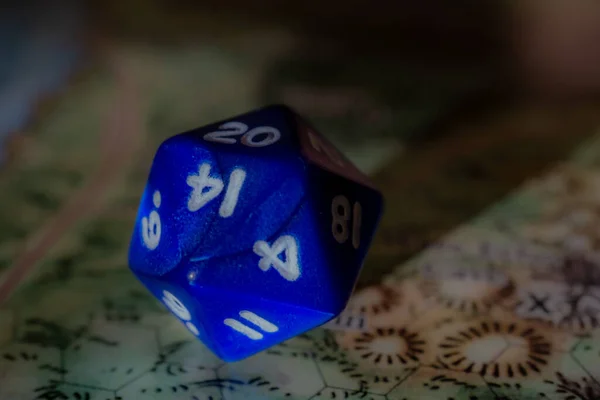 Nahaufnahme Eines D20 Würfels Für Dungeon Und Dragons Spiel — Stockfoto