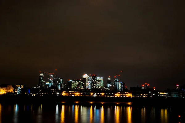 Una Hermosa Vista Los Edificios Iluminados Que Reflejan Río Por —  Fotos de Stock