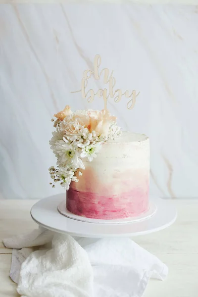 白いテーブルの上にトッパーと花の美しいブーホパステルケーキ — ストック写真