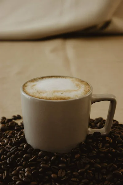 Une Tasse Café Latte Sur Grains Café Torréfiés — Photo