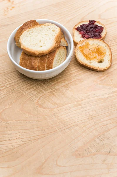 Pan Fresco Orgánico Rodajas Tazón Blanco Mermelada Una Mesa Madera — Foto de Stock