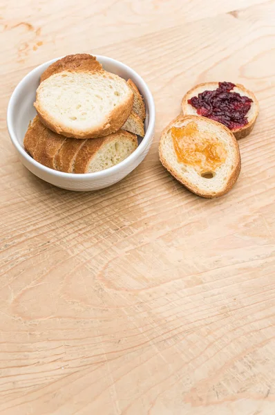 Pão Orgânico Fresco Fatiado Uma Tigela Branca Geléia Uma Mesa — Fotografia de Stock