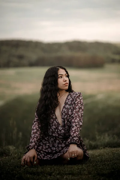 Young Hispanic Woman Sitting Grass Field Wearing Floral Summer Dress — ストック写真