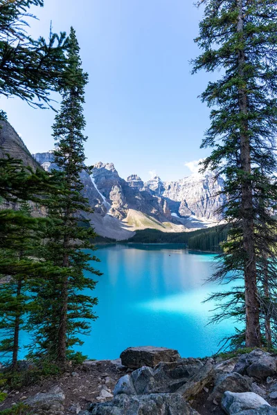 Una Vista Ipnotizzante Del Lago Morena Nel Parco Nazionale Banff — Foto Stock