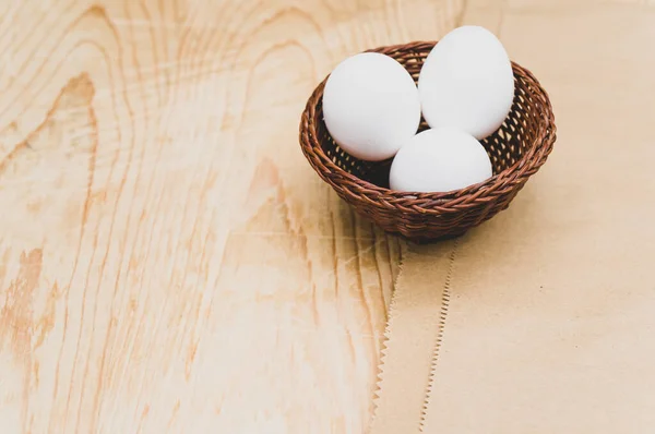 Huevos Blancos Orgánicos Recipiente Sobre Fondo Madera Papel Natural Con — Foto de Stock