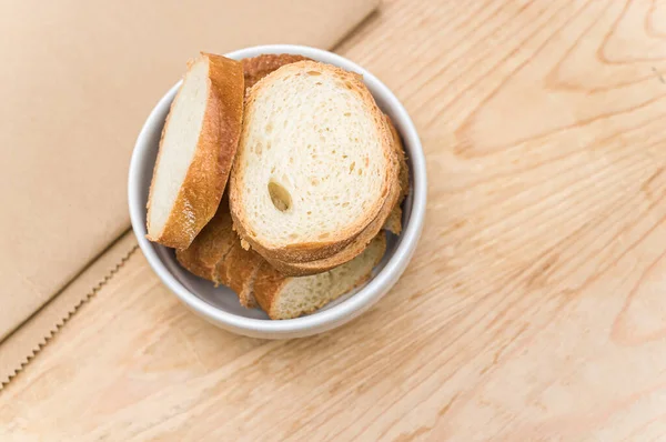 Pane Fresco Biologico Tagliato Fette Una Ciotola Bianca Tavolo Legno — Foto Stock