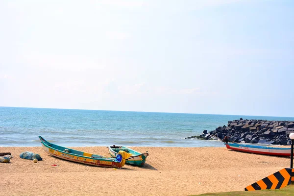 晴れた日にインドのポンディシェリのビーチで2隻のボート — ストック写真