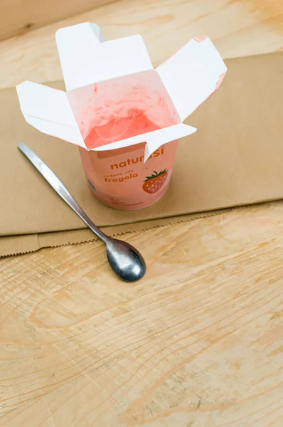 Como Italy Nov 2021 Bio Organic Straberry Sorbet Cardboard Cup — 图库照片