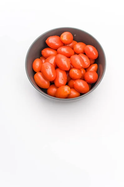 Σκούρο Γκρι Πήλινο Μπολ Γεμάτο Ντομάτες Datterini Λευκή Επιφάνεια Χώρο — Φωτογραφία Αρχείου