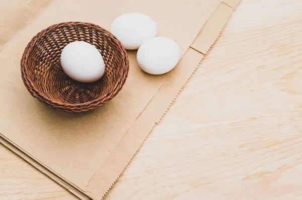 Huevos Blancos Orgánicos Recipiente Sobre Fondo Madera Papel Natural Con — Foto de Stock