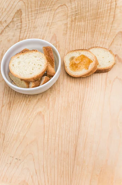 有机新鲜切片面包放在一个白色碗里 果酱放在带有复制空间的木制桌面上 — 图库照片