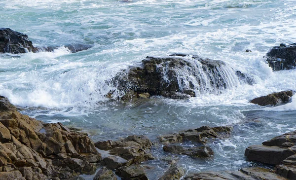 Μια Όμορφη Θαλασσογραφία Κύματα Συντρίβονται Στην Ακτή — Φωτογραφία Αρχείου