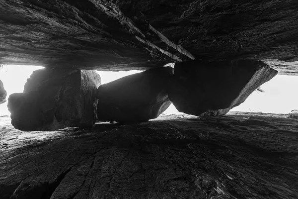 Una Toma Escala Grises Rocas Kungsklyftan Fjallbacka Suecia — Foto de Stock