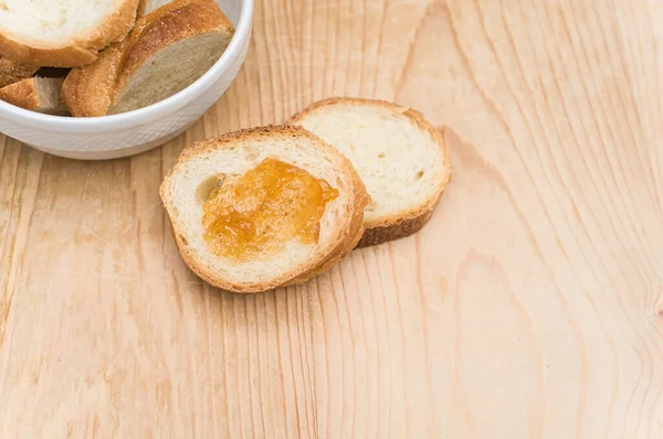 Pão Orgânico Fresco Fatiado Uma Tigela Branca Geléia Uma Mesa — Fotografia de Stock