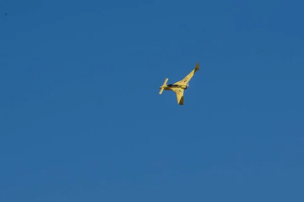 Ein Fliegendes Flugzeug Vor Blauem Himmel — Stockfoto