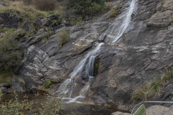 Een Prachtig Uitzicht Waterval Vanaf Rotsen — Stockfoto