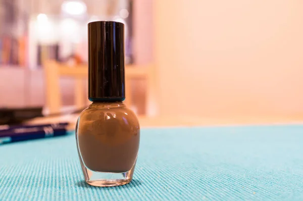 Ein Brauner Nagellack Auf Dem Tisch Hintergrund Mit Einem Kopierraum — Stockfoto