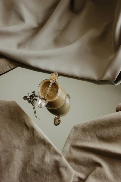 Een Verticaal Shot Van Een Kopje Schuimige Koffie Met Een — Stockfoto