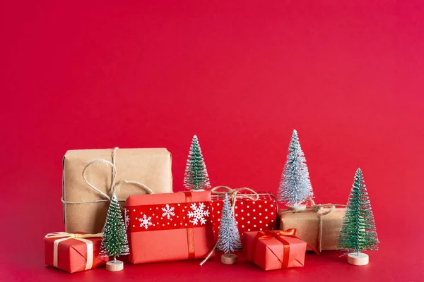 Різдвяні Подарунки Міні Сосни Ізольовані Червоному Тлі — стокове фото
