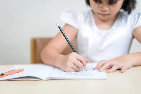 Азіатська Маленька Дівчинка Сидить Столом Пише Своїй Книзі — стокове фото
