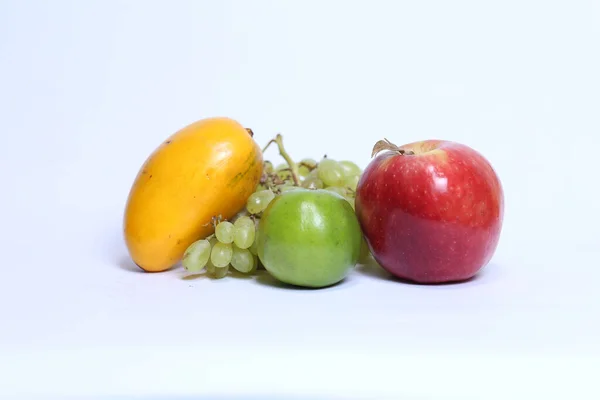 Die Zitruslimetta Trauben Mango Und Trauben Isoliert Auf Weißem Hintergrund — Stockfoto