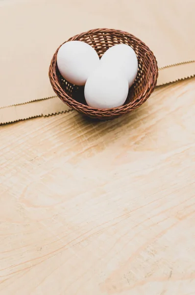 Huevos Blancos Orgánicos Recipiente Sobre Fondo Madera Papel Natural Con — Foto de Stock