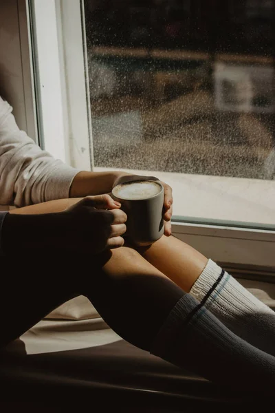 Une Femme Méconnaissable Fenêtre Maison Assise Avec Une Tasse Café — Photo