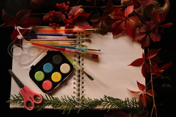 一本空白的笔记本 带有一套图画和黑色背景的秋天装饰 — 图库照片