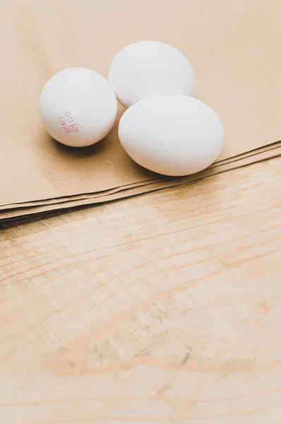 Biologische Witte Eieren Een Natuurlijke Houten Bruine Papieren Ondergrond Met — Stockfoto