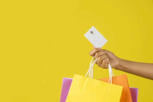 Primer Plano Bolsas Compra Una Tarjeta Sobre Fondo Amarillo —  Fotos de Stock