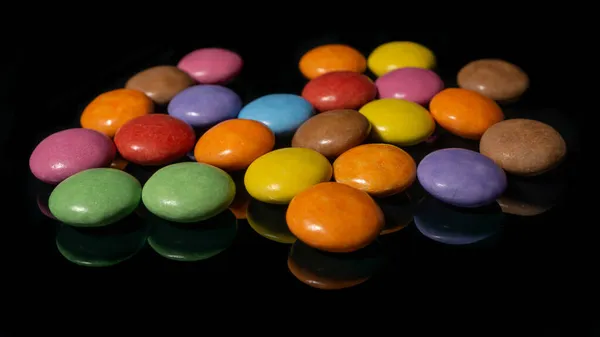 Egy Közelkép Színes Cukorkákról Kakaókrémmel — Stock Fotó