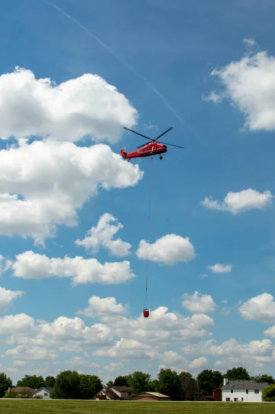 Ein Fliegender Roter Rettungshubschrauber Vor Bewölktem Himmel — Stockfoto