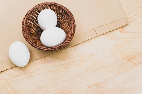 Huevos Blancos Orgánicos Recipiente Sobre Fondo Madera Papel Natural Con — Foto de Stock