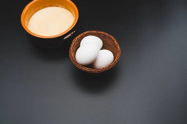 Huevos Blancos Tazón Terracota Con Harina Integral Sobre Fondo Negro — Foto de Stock