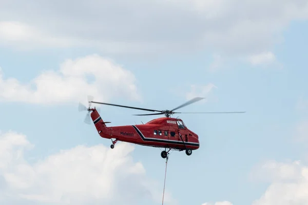 Ein Fliegender Roter Rettungshubschrauber Vor Bewölktem Himmel — Stockfoto