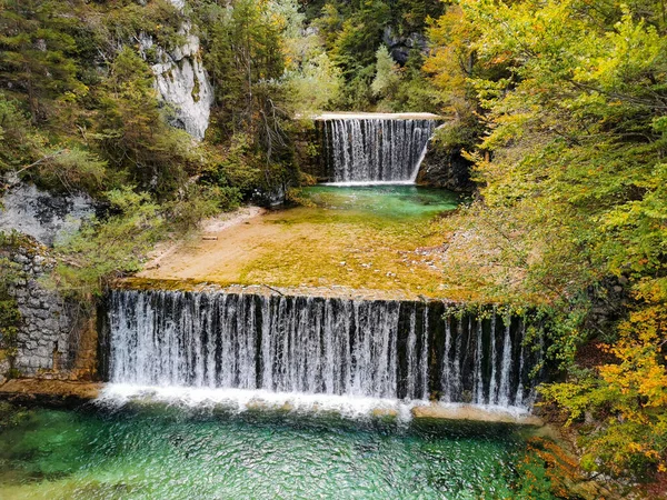 Turkoois Rivier Met Watervallen Omgeven Door Bomen Herfstkleuren Idyllische Natuur — Stockfoto