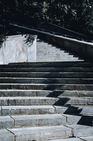 Güneşli Bir Parkta Boş Merdivenlerin Dikey Görüntüsü — Stok fotoğraf