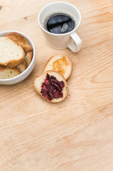 Bio Brot Scheiben Geschnitten Einer Weißen Schüssel Marmelade Und Kaffeetasse — Stockfoto