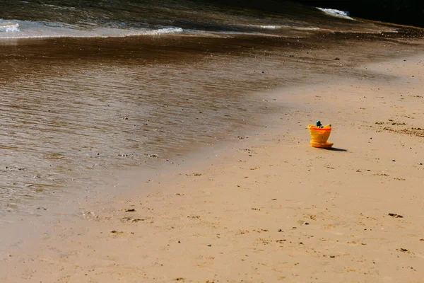 Small Bucket Sandy Beach — Stockfoto