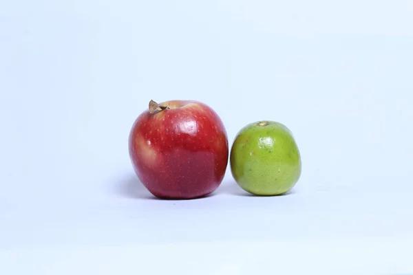 Die Zitruslimette Und Der Apfel Isoliert Auf Weißem Hintergrund — Stockfoto