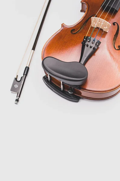 イタリアのコモ 2021年11月5日 白い背景にエレガントなアコースティックバイオリンと弓のトップビュー — ストック写真