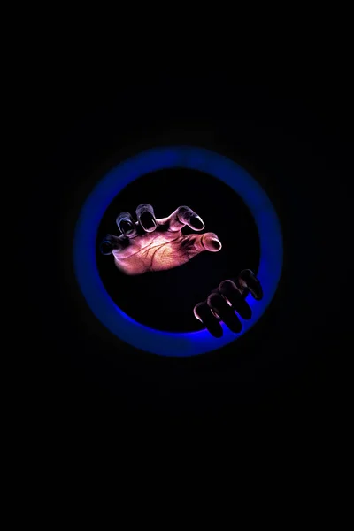 Círculo Luz Néon Mãos Humanas Tentando Sair Arco Escuro — Fotografia de Stock
