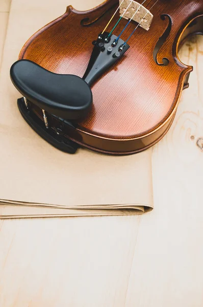 Bovenaanzicht Van Elegante Akoestische Viool Een Houten Tafelblad Bruine Papieren — Stockfoto