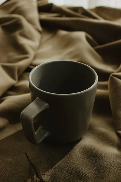 Пустой Серый Кофе Чашку Бежевом Фоне Ткани — стоковое фото