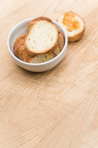Bio Brot Einer Weißen Schüssel Und Marmelade Auf Einer Hölzernen — Stockfoto