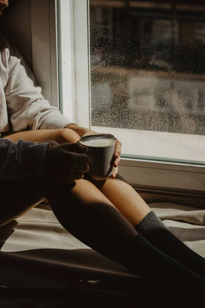 Une Femme Méconnaissable Fenêtre Maison Assise Avec Une Tasse Café — Photo